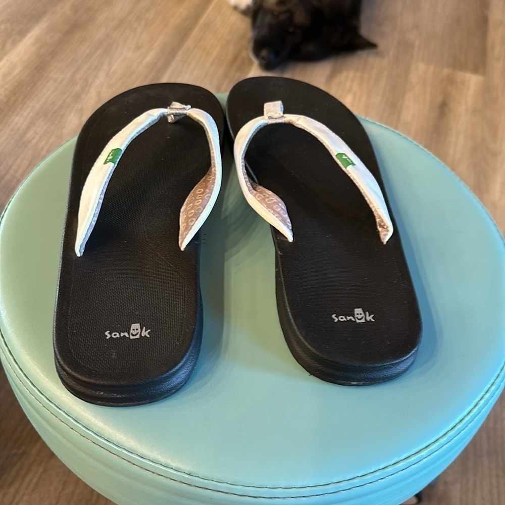 Sanuk white flip-flops with black sole size 11 - Picture 4 of 7